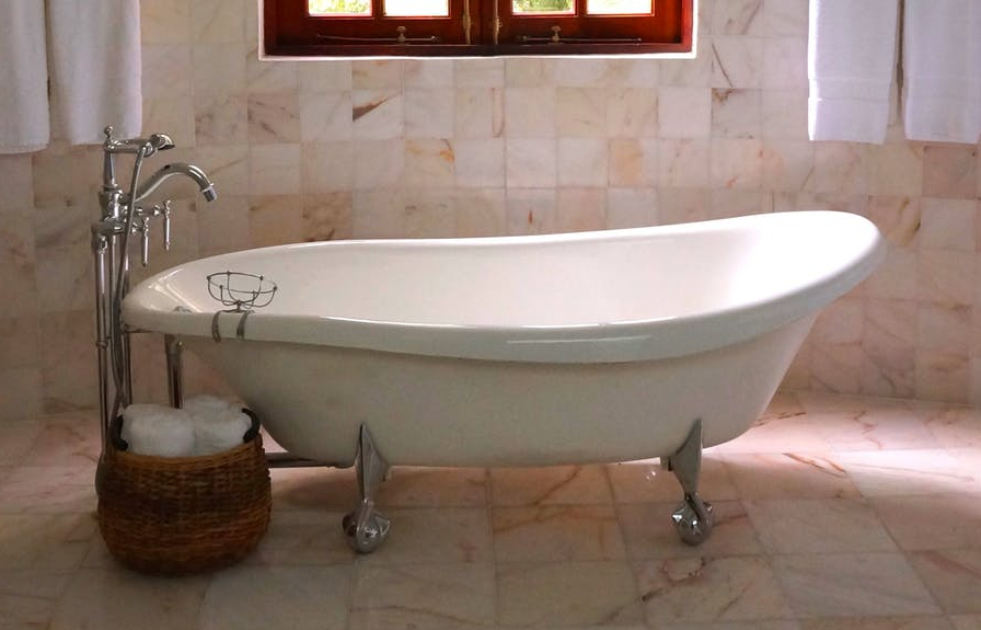 porcelain clawfoot bathtub