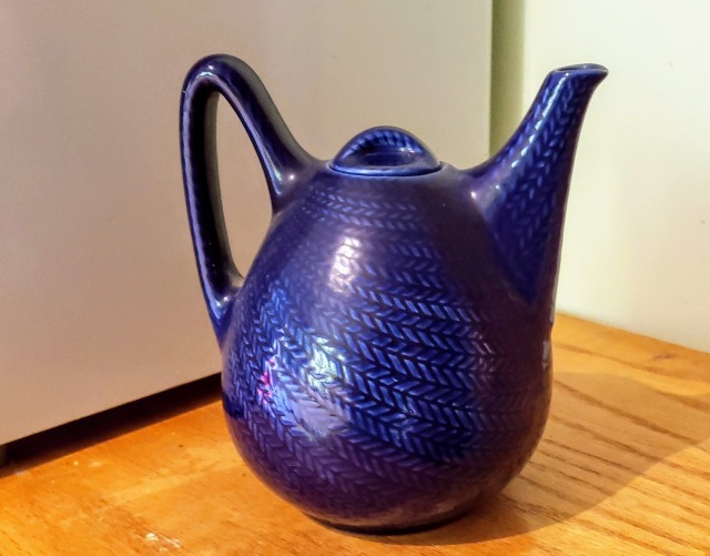 a cobalt blue bla eld tea pot