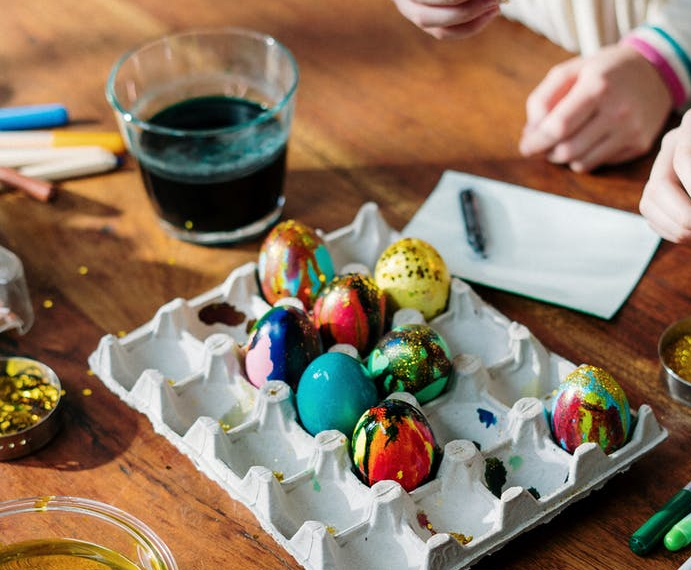 Children dying easter eggs