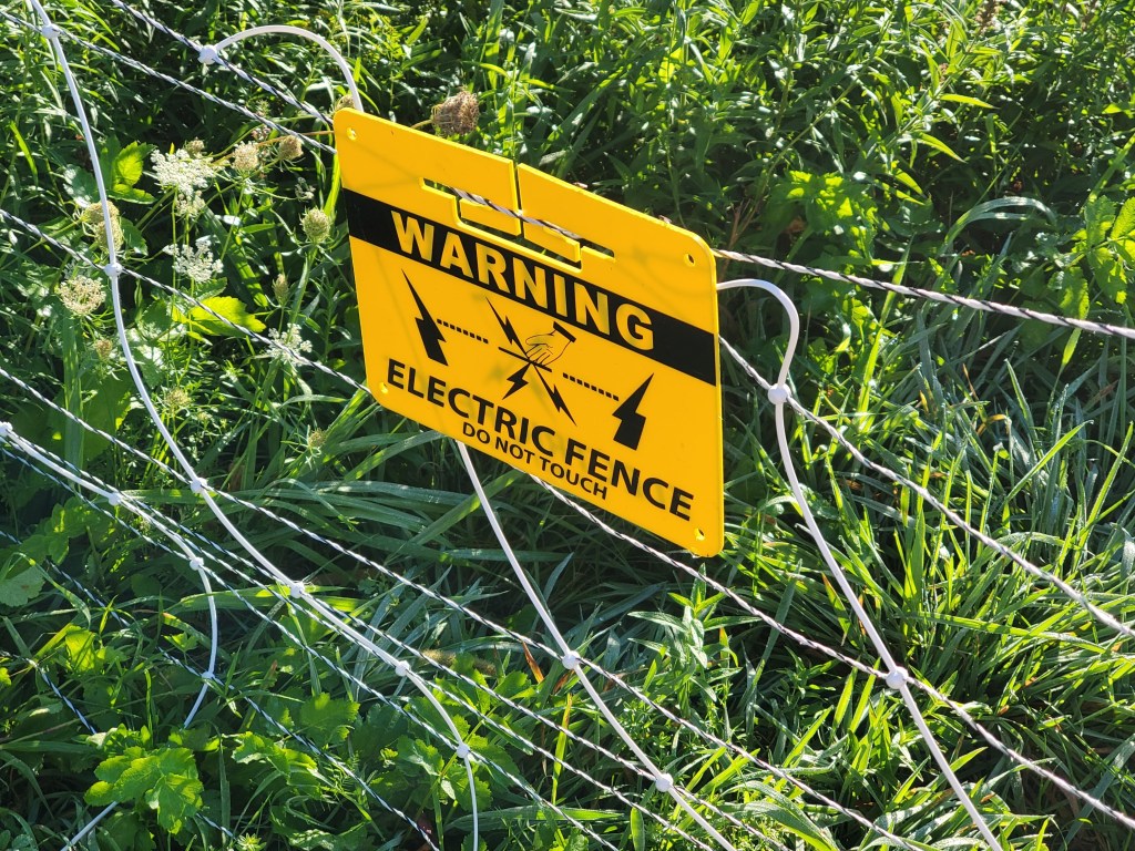 sign warning of electric fence